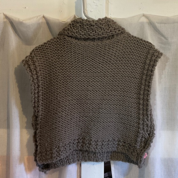Gray/olive green very soft lightweight chunky sweater vest - Picture 5 of 7